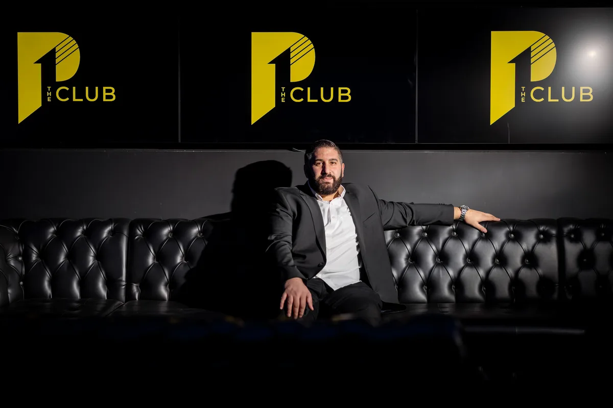 Cemil Piripiri im neu gestalteten Räumlichkeiten des Club P1.
